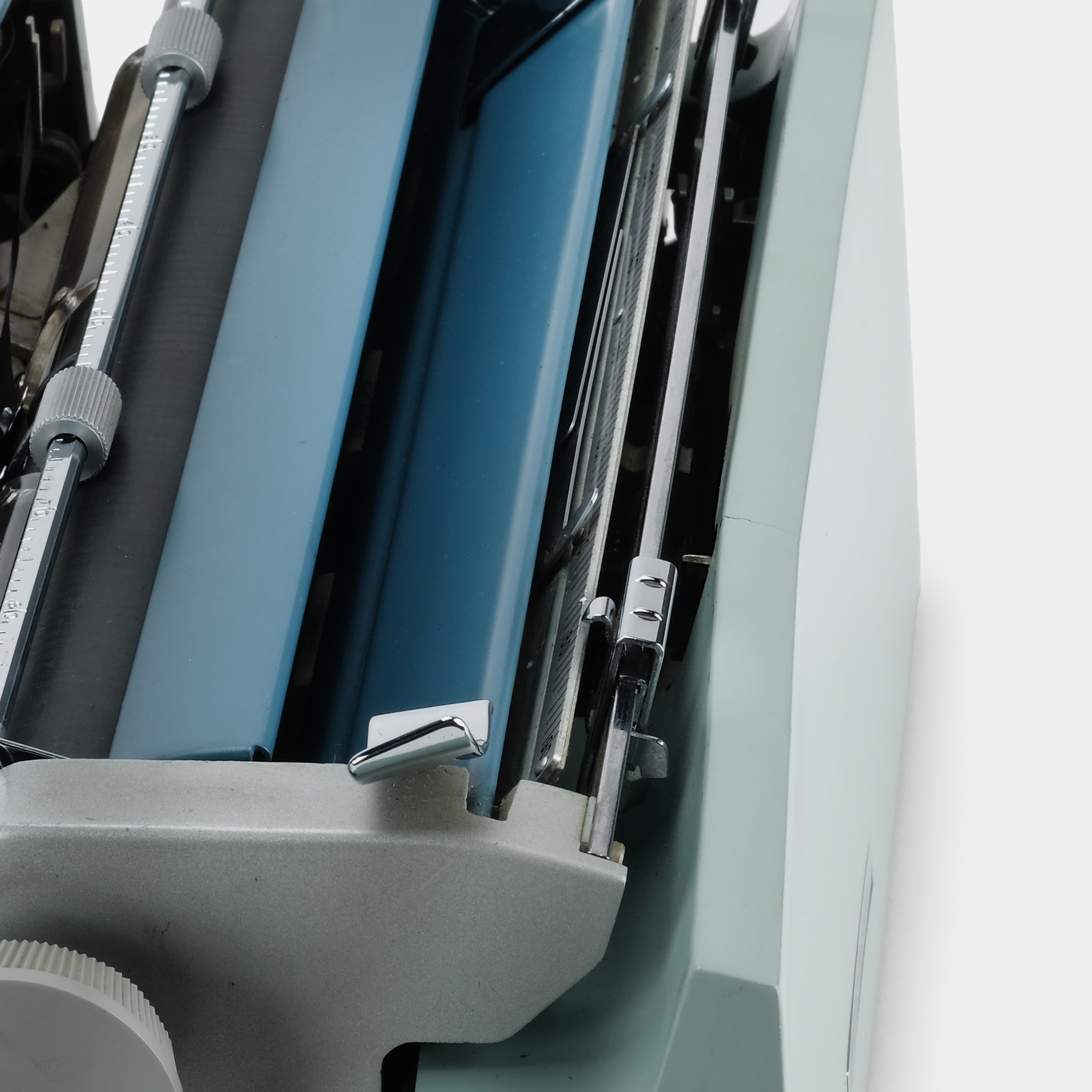 Olivetti Underwood 21 Blue Manual Typewriter