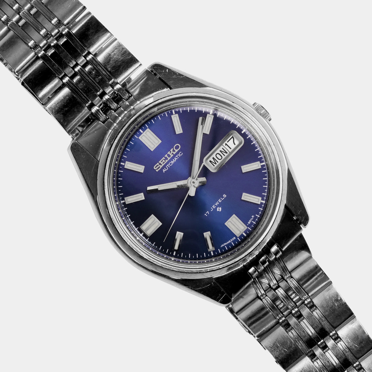 Vintage Seiko Automatic 6309-8089 Mens Watch 35mm Blue Dial Day Date 17J Rugged yet classy midnight blue dial ? . Seiko Automatic  main image 4
